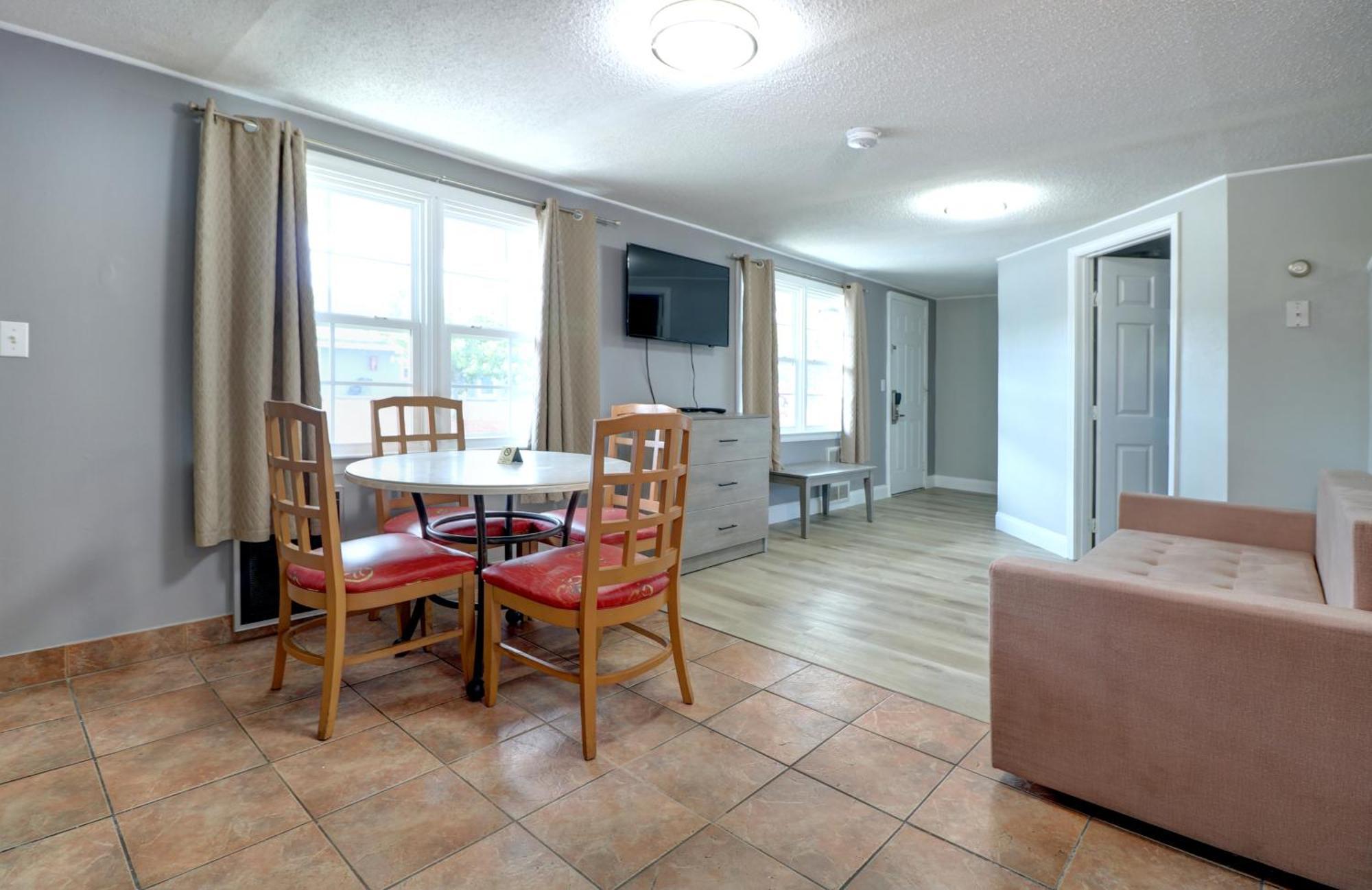 ווסט יארמאות' Windrift Motel מראה חיצוני תמונה
